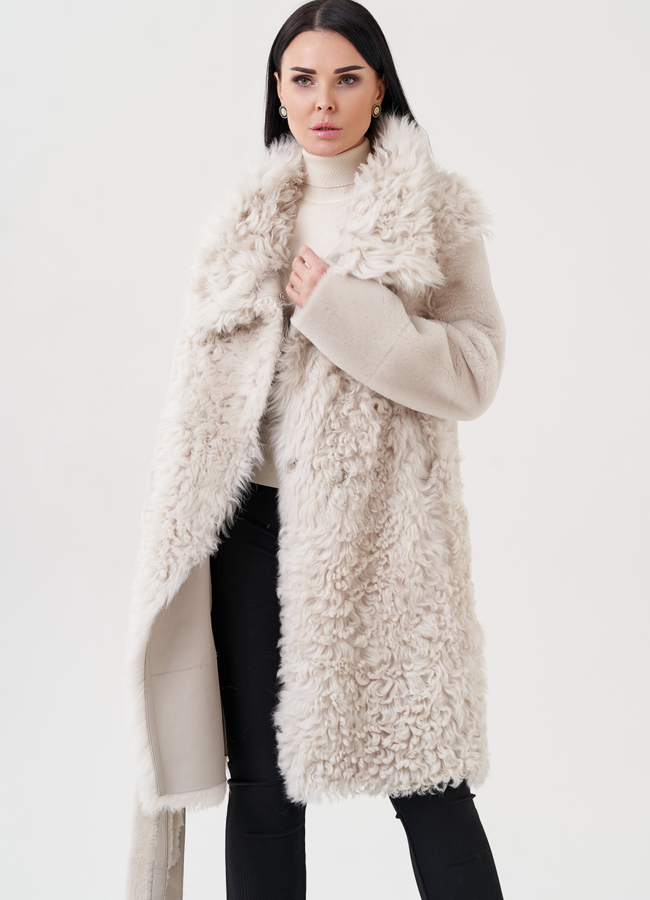 Женская дубленка бежевого цвета  модель № 23911 меха малина