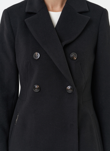 Женское двубортное пальто с поясом