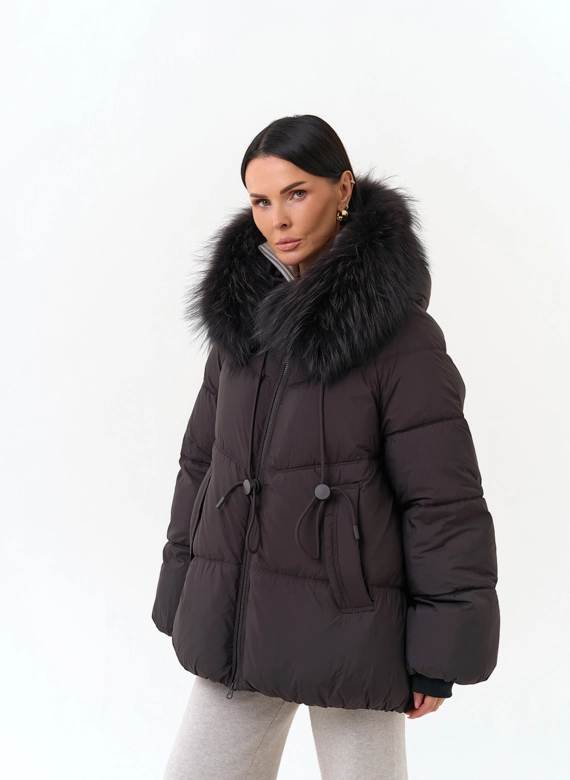 Женский пуховик с мехом енота на капюшоне фото