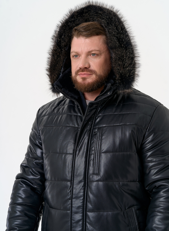 Пуховик из эко кожи с капюшоном из меха енота