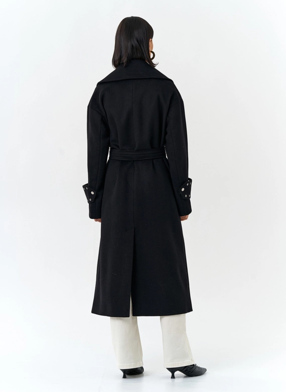 Женское пальто черного цвета