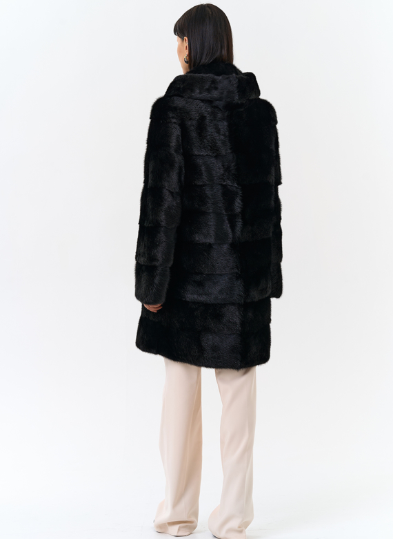 Шуба из норки с капюшоном черного цвета