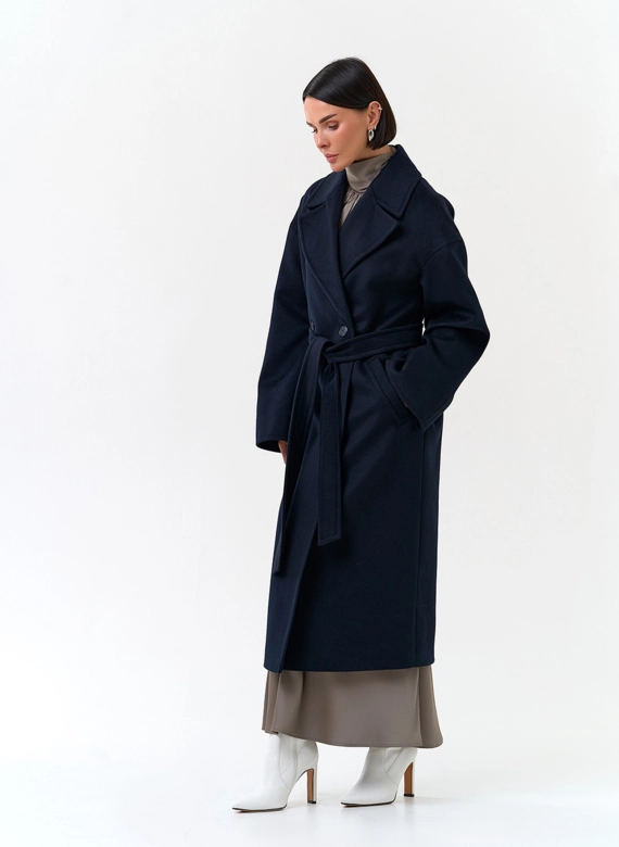 Женское пальто с английским воротником