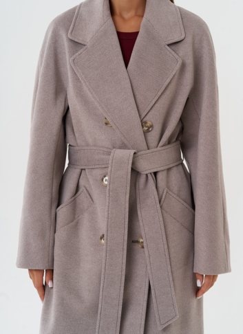 Светлое пальто с английским воротником