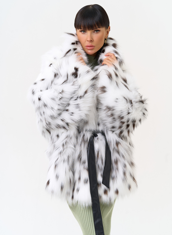 Белая шуба из меха лисы с поясом