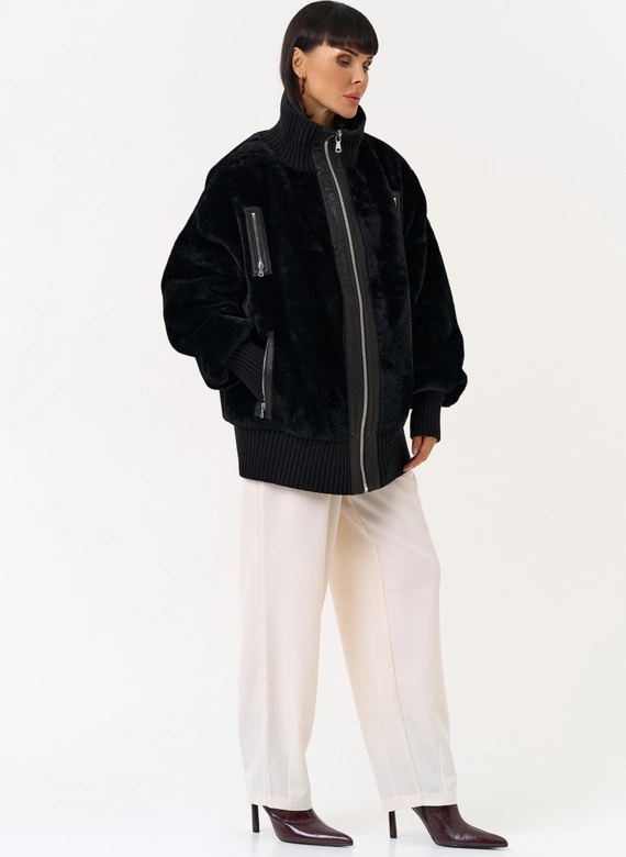 Женский бомбер из овчины черного цвета